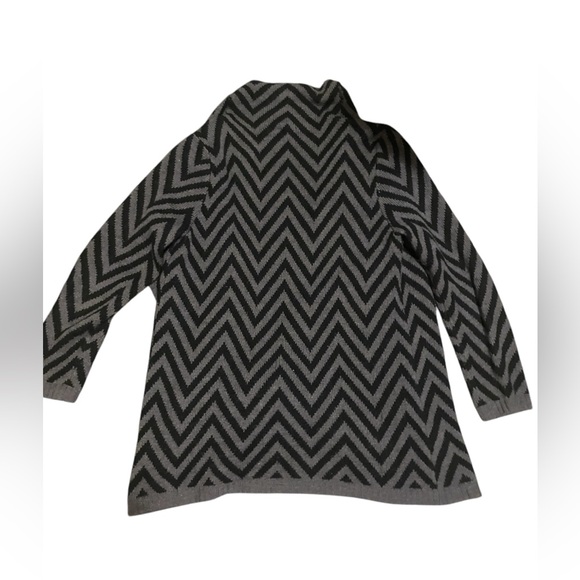 EUC Women’s XL Napa Valley Black & Gray Chevron Zig Zag Cardigan - Picture 4 of 6